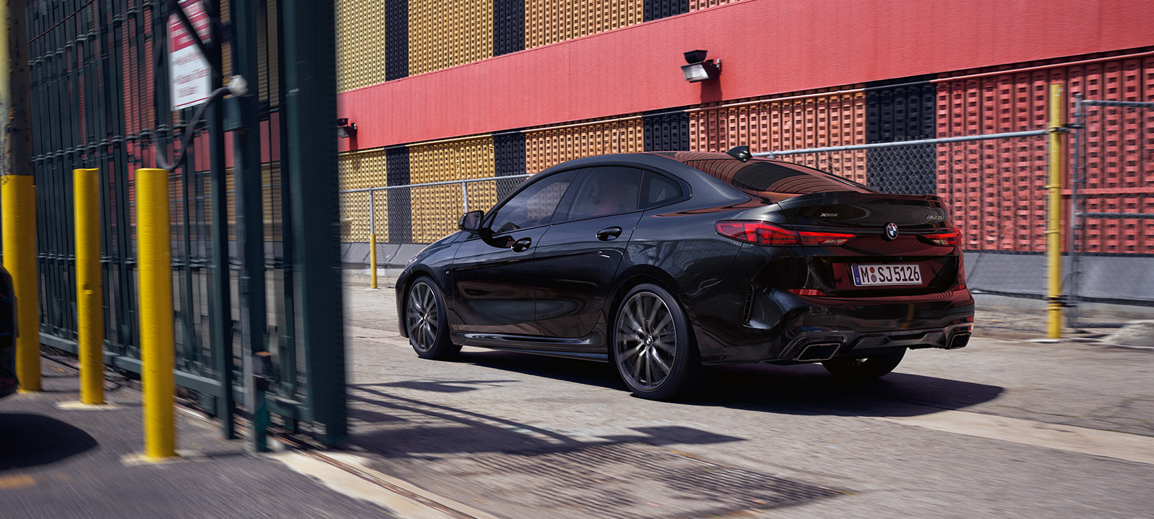 BMW M235i xDrive Gran Coupé, F44, trīs ceturtdaļu aizmugures skats, braucošs automobilis BMW M235i xDrive Gran Coupé F44, metāliska Black Sapphire krāsa, trīs ceturtdaļu aizmugures skats, braucošs automobilis