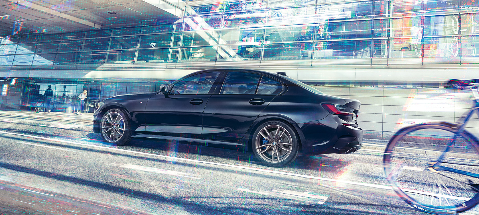 BMW M340i xDrive Sedan, G20, 2020, sānskats, esot kustībā BMW M340i xDrive Sedan, G20, 2020, metāliska Sapphire Black krāsa, sānskats, esot kustībā