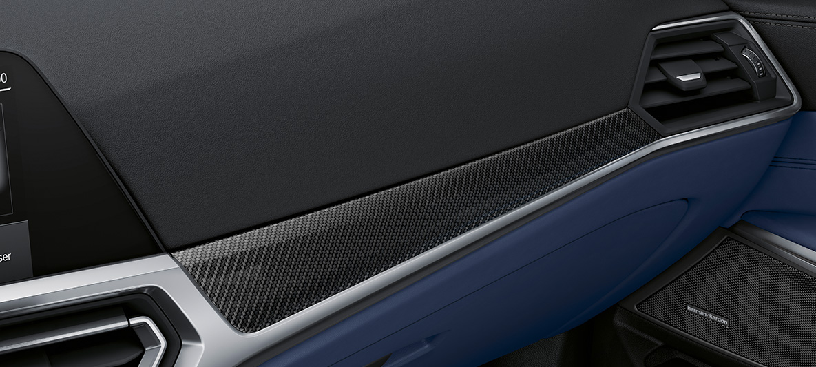 BMW Individual oglekļa šķiedras salona apdare ar mirdzošu akcentējošu Pearl Chrome līniju, BMW M3 Sedan, G80, 2021, salons BMW Individual oglekļa šķiedras salona apdare ar mirdzošu akcentējošu Pearl Chrome līniju,BMW M3 Sedan, G80, 2021, salons
