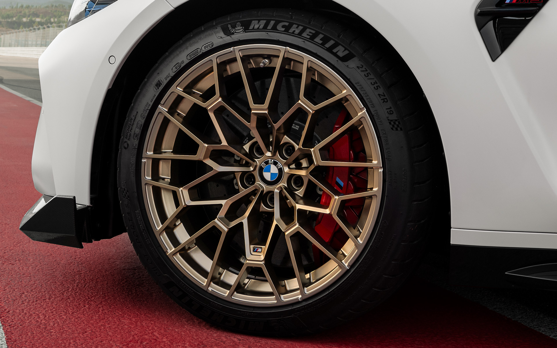 M oglekļa keramikas bremzes mirdzošā Red krāsā, BMW M3 CS, G80 BMW M3 CS, G80, M oglekļa keramikas bremzes, mirdzoša Red krāsa