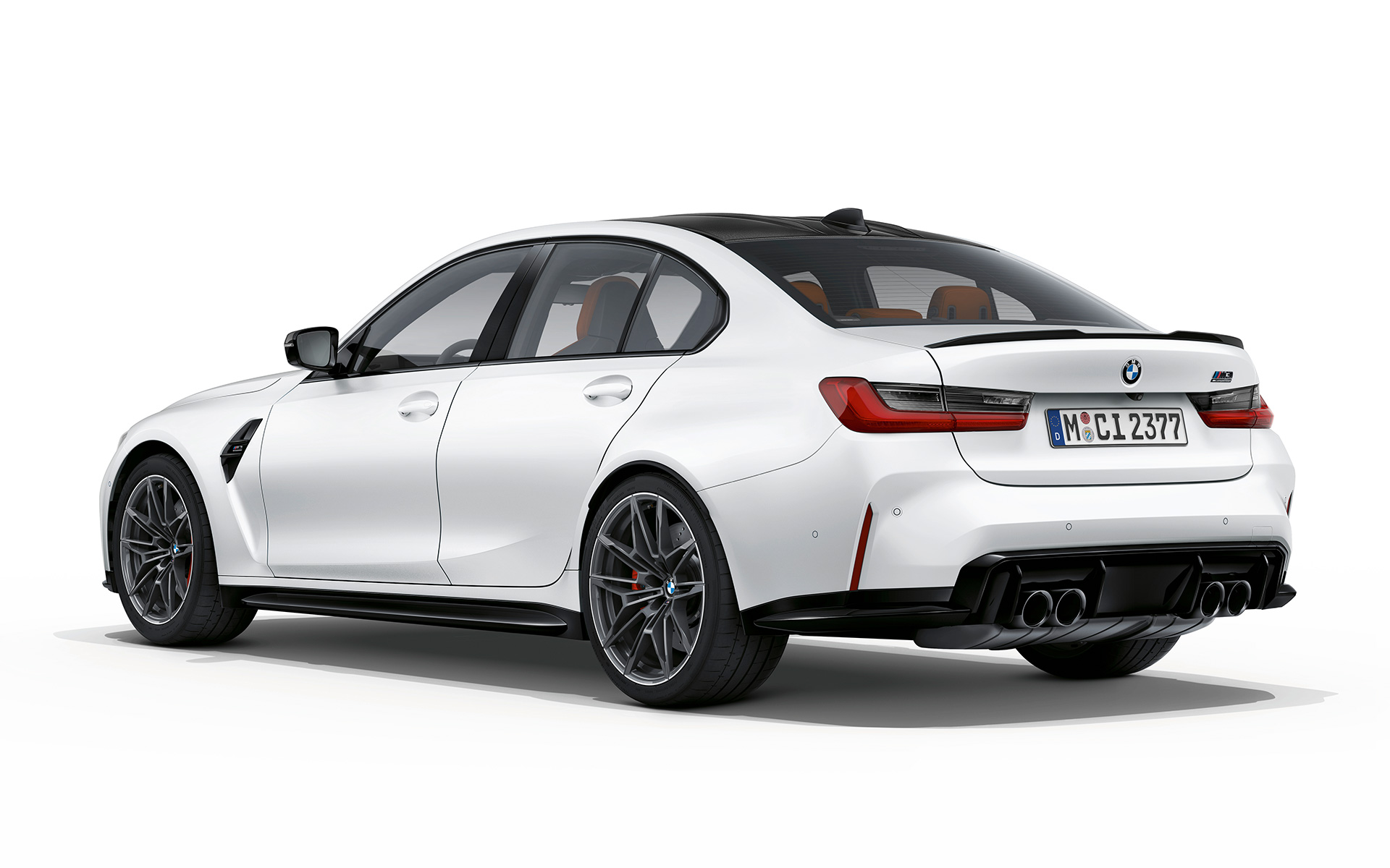 BMW M3 Competition, G80, 2020, metāliska Frozen Brilliant White krāsa, trīs ceturtdaļu aizmugures skats