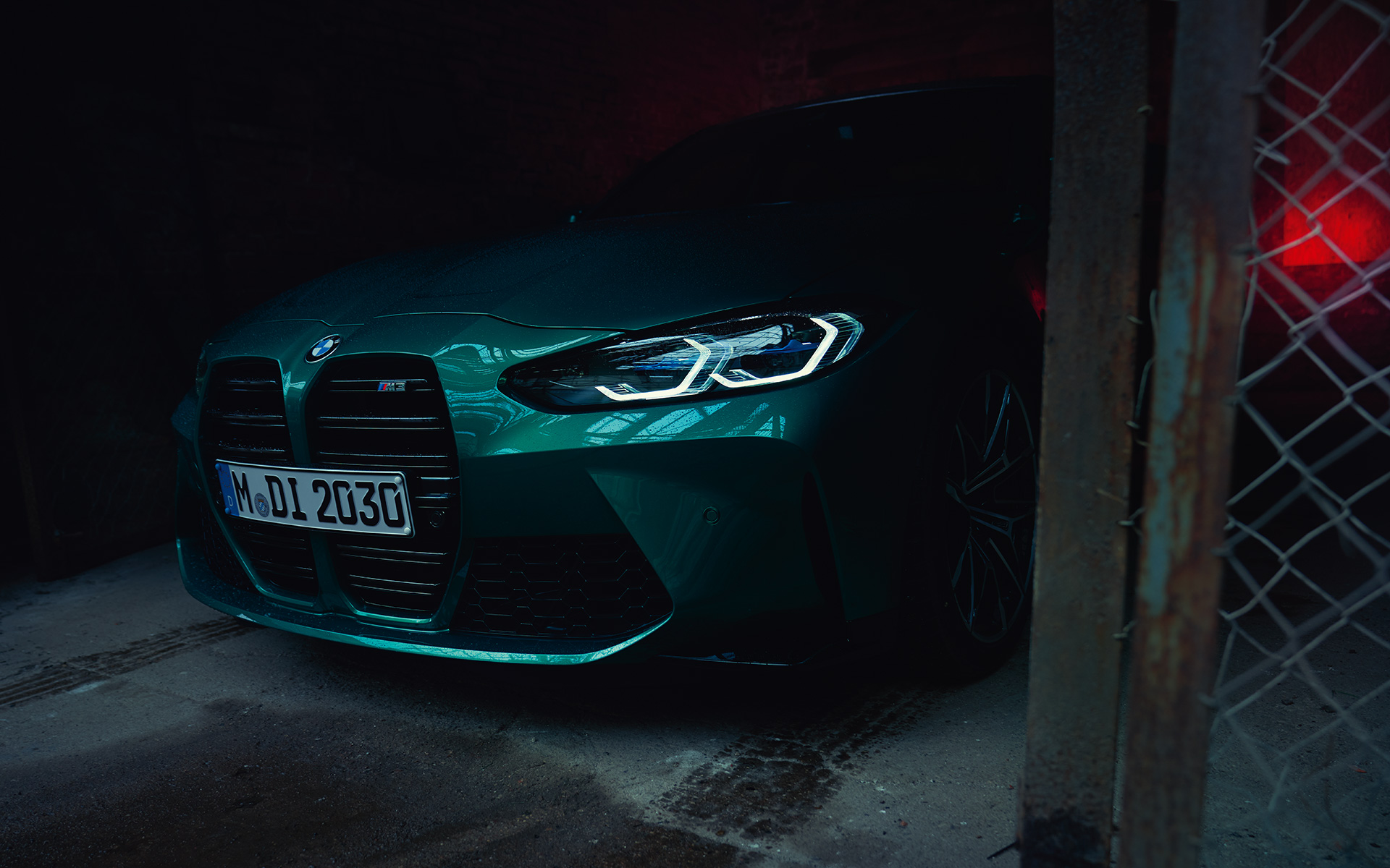 BMW M3 Sedan, G80, 2020, metāliska Isle of Man Green krāsa, priekšpuses sānskats