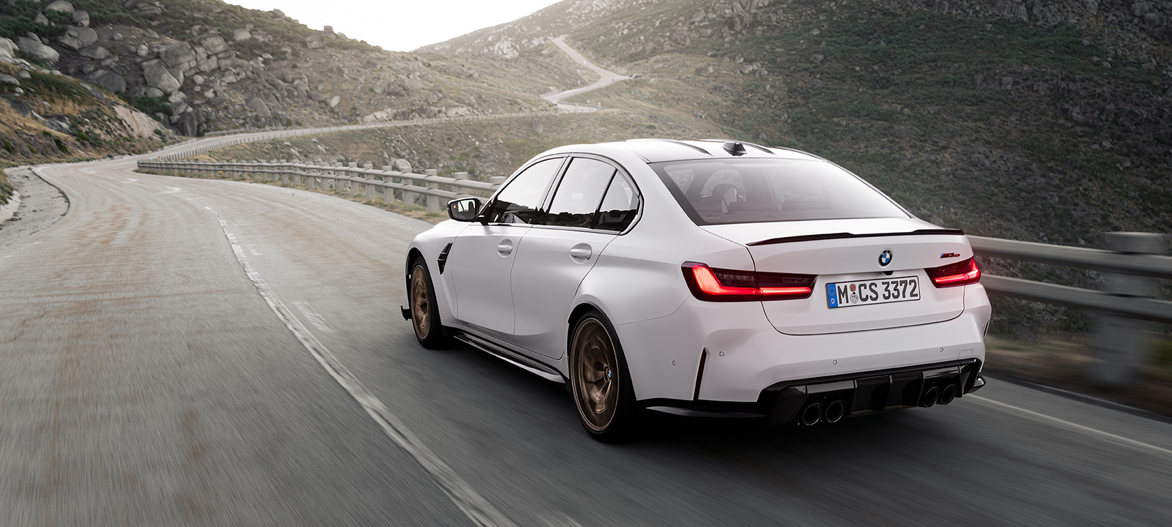 BMW M3 CS, G80, trīs ceturtdaļu aizmugures skats, braucienā BMW M3 CS, G80, trīs ceturtdaļu aizmugures skats, braucienā pa ceļu kalnos