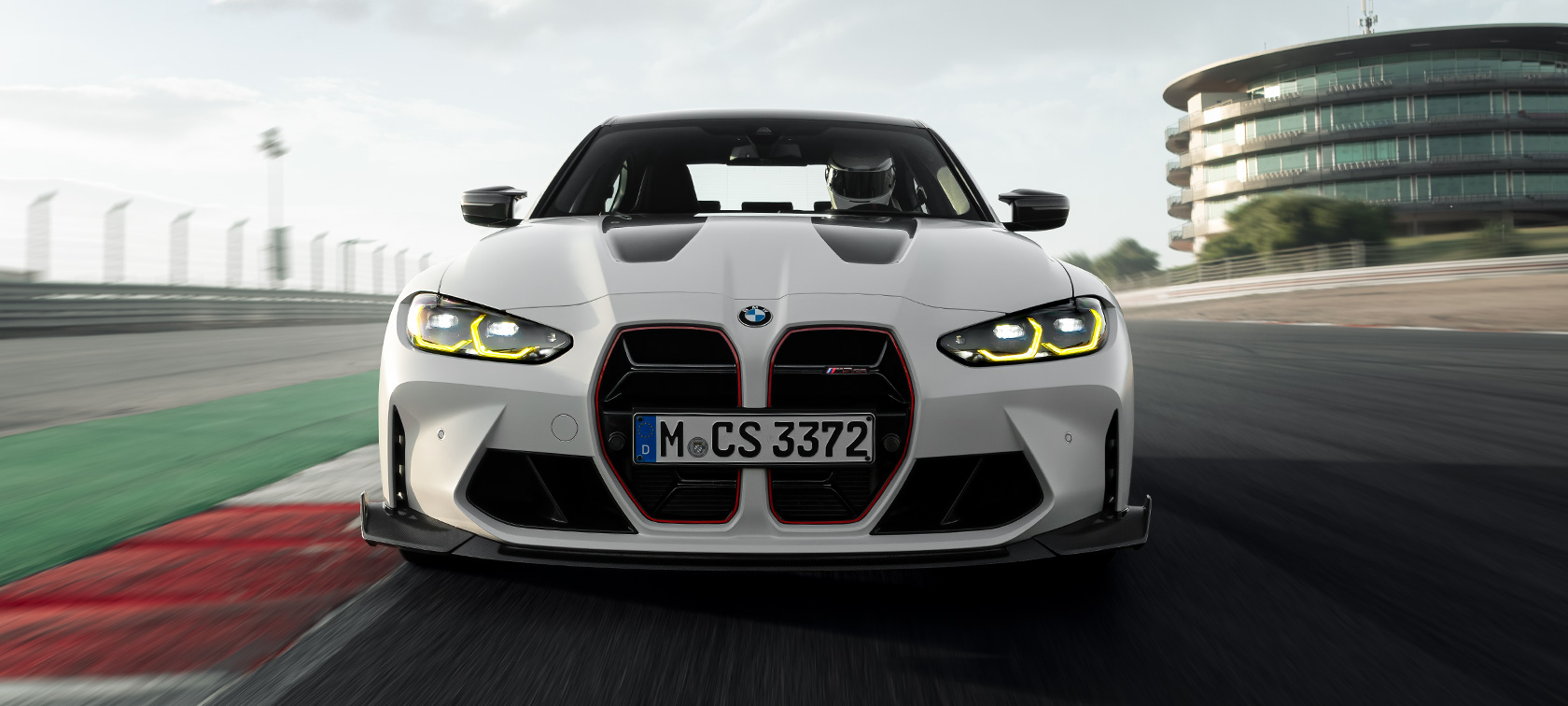 BMW M Performance Parts, BMW M3 CS, G80 BMW M3 CS, G80, BMW M Performance Parts, trīs ceturtdaļu priekšpuses skats, braucienā pa sacīkšu trasi
