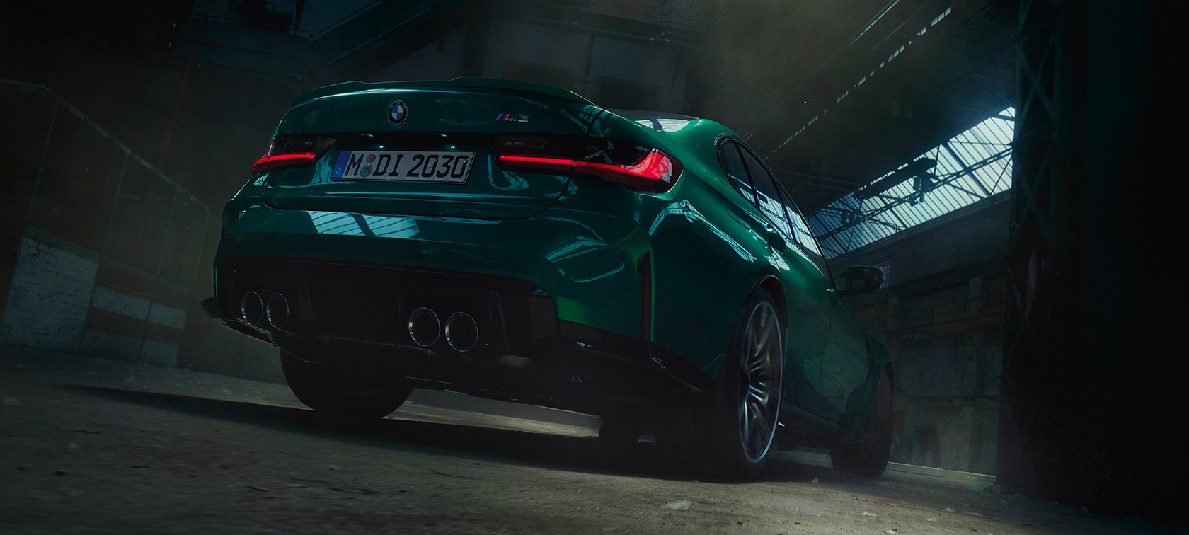 BMW M3 Sedan, G80, 2020, trīs ceturtdaļu aizmugures skats, skats no zemes līmeņa BMW M3 Sedan, G80, 2020, metāliska Isle of Man Green krāsa, trīs ceturtdaļu aizmugures skats, skats no zemes līmeņa