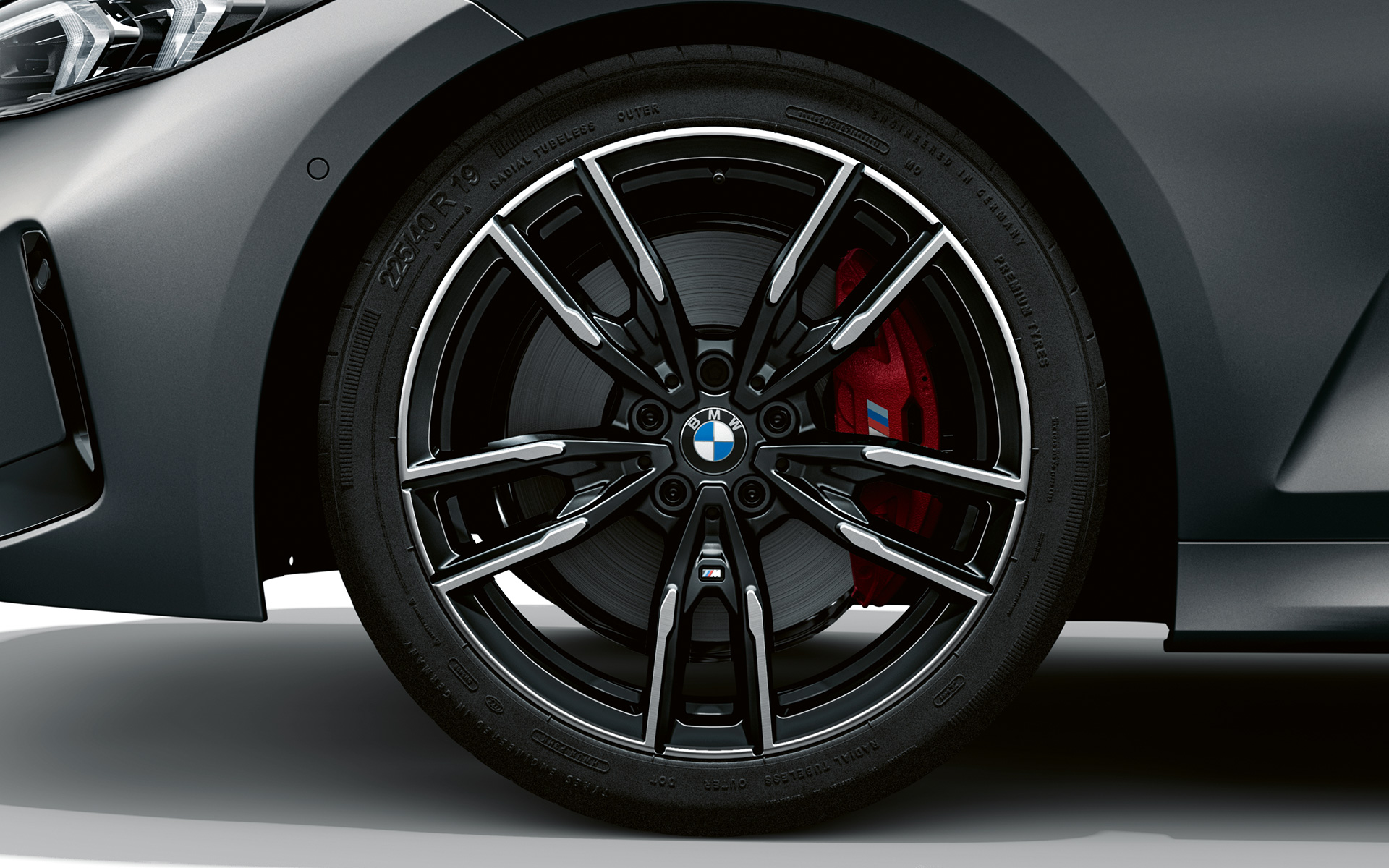 19 collu M vieglmetāla divkrāsu diski ar Double-spoke 792 M stilu Jet Black krāsā, BMW M340i xDrive Sedan, G20 BMW M340i xDrive Sedan, G20, BMW Individual metāliska Frozen Pure Grey krāsa, 19 collu M vieglmetāla diski, Double-spoke 792 M stils, divtoņu, Jet Black krāsa, tuvplāns