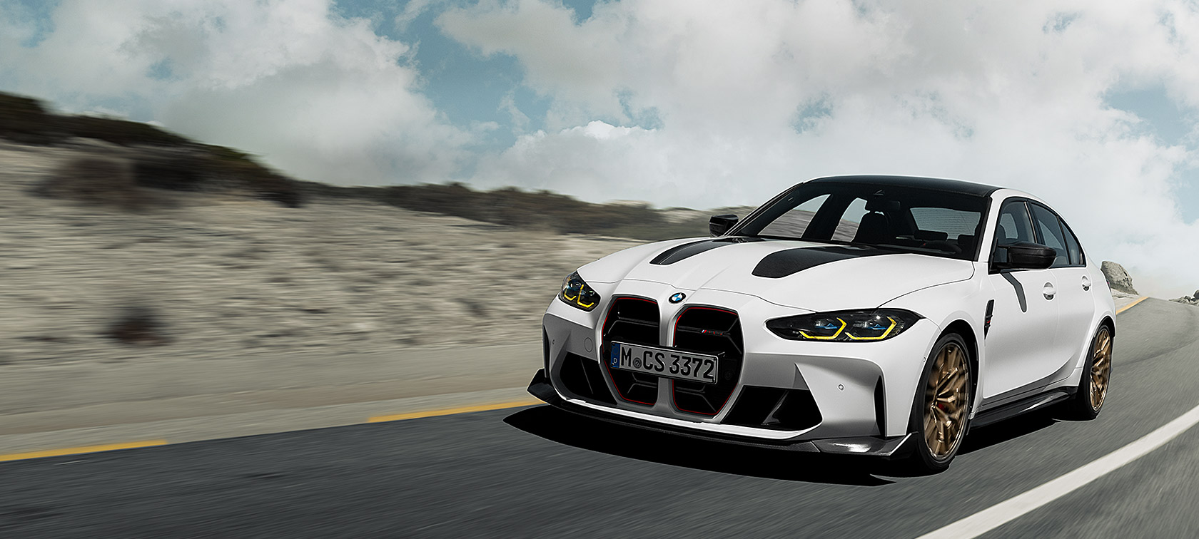 BMW M3 CS, G80, trīs ceturtdaļu priekšpuses skats, braucienā pa sacīkšu trasi