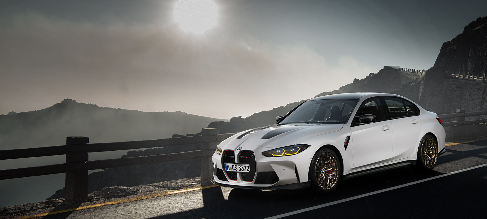 BMW M3 CS, G80, sānskats, braucienā pa sacīkšu trasi