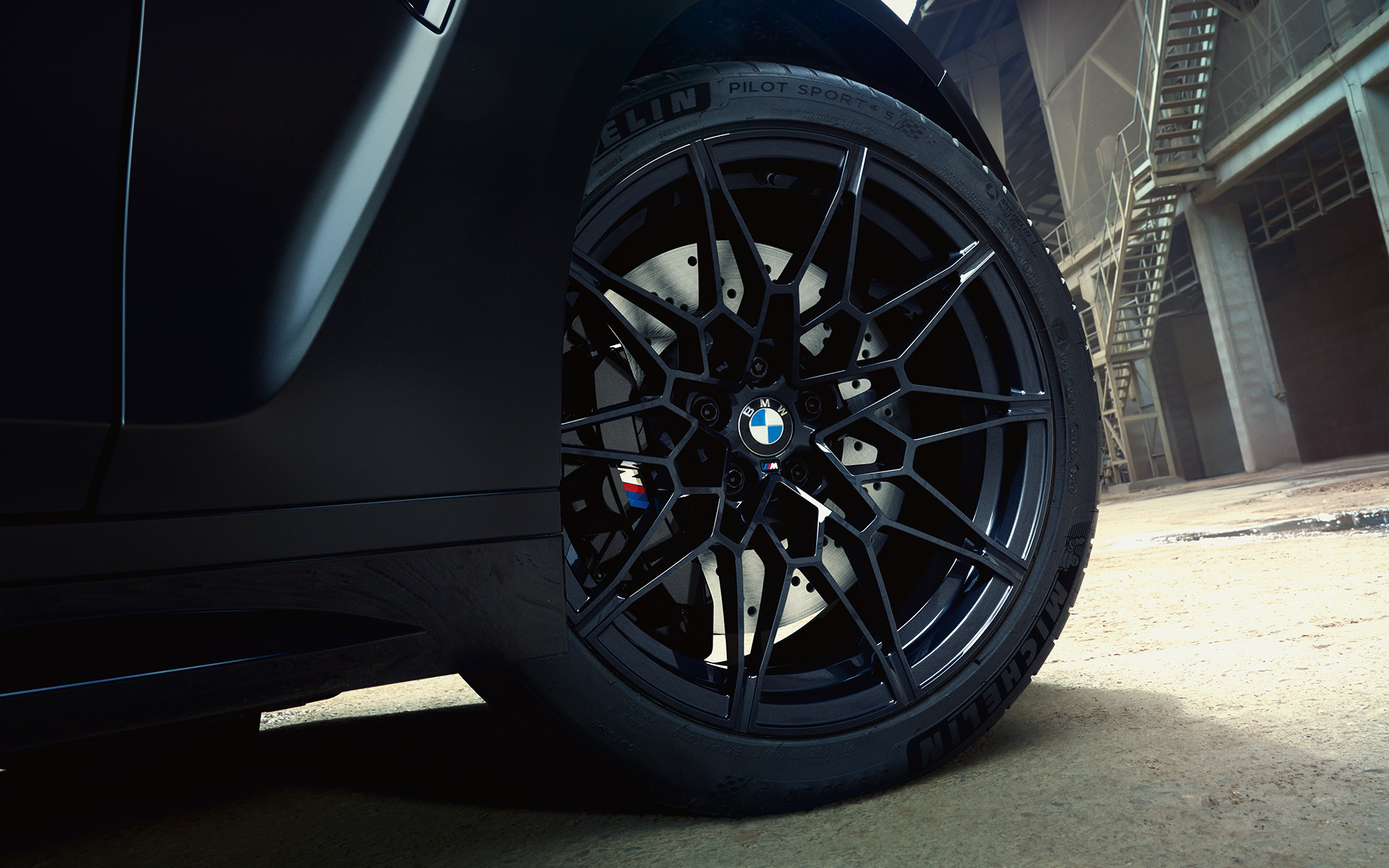 M sakausējuma bremzes, Black krāsa, BMW M3 Competition Touring, G81 BMW M3 Competition Touring, G81, BMW Individual metāliska Frozen Black krāsa, M sakausējuma bremzes, Black krāsa, tuvplāns