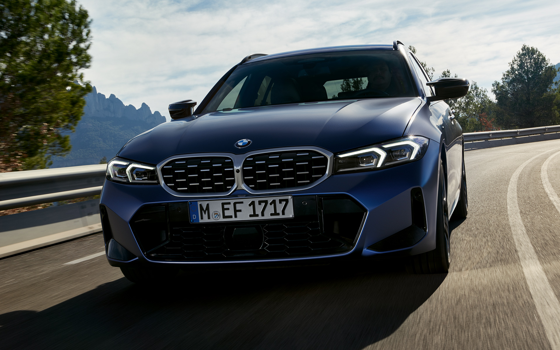 BMW M340i xDrive Touring, G21, priekšpuses skats, braucienā uz ielas BMW M340i xDrive Touring, G21, Frozen Tanzanite Blue krāsa, priekšpuses skats, braucienā uz ielas