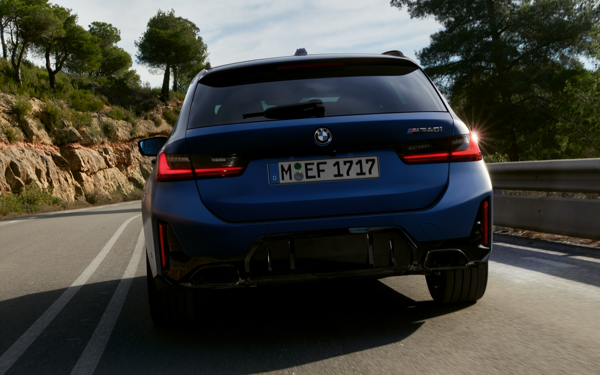 BMW M340i xDrive Touring, G21, aizmugures skats, braucienā uz ielas BMW M340i xDrive Touring, G21, Frozen Tanzanite Blue krāsa, aizmugures skats, braucienā uz ielas
