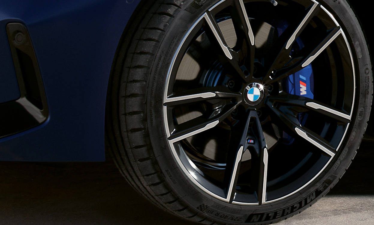BMW M340i xDrive Touring, G21, 19 collu M vieglmetāla diski, tuvplāns BMW M340i xDrive Touring, G21, Frozen Tanzanite Blue krāsa, 19 collu M vieglmetāla diski, tuvplāns