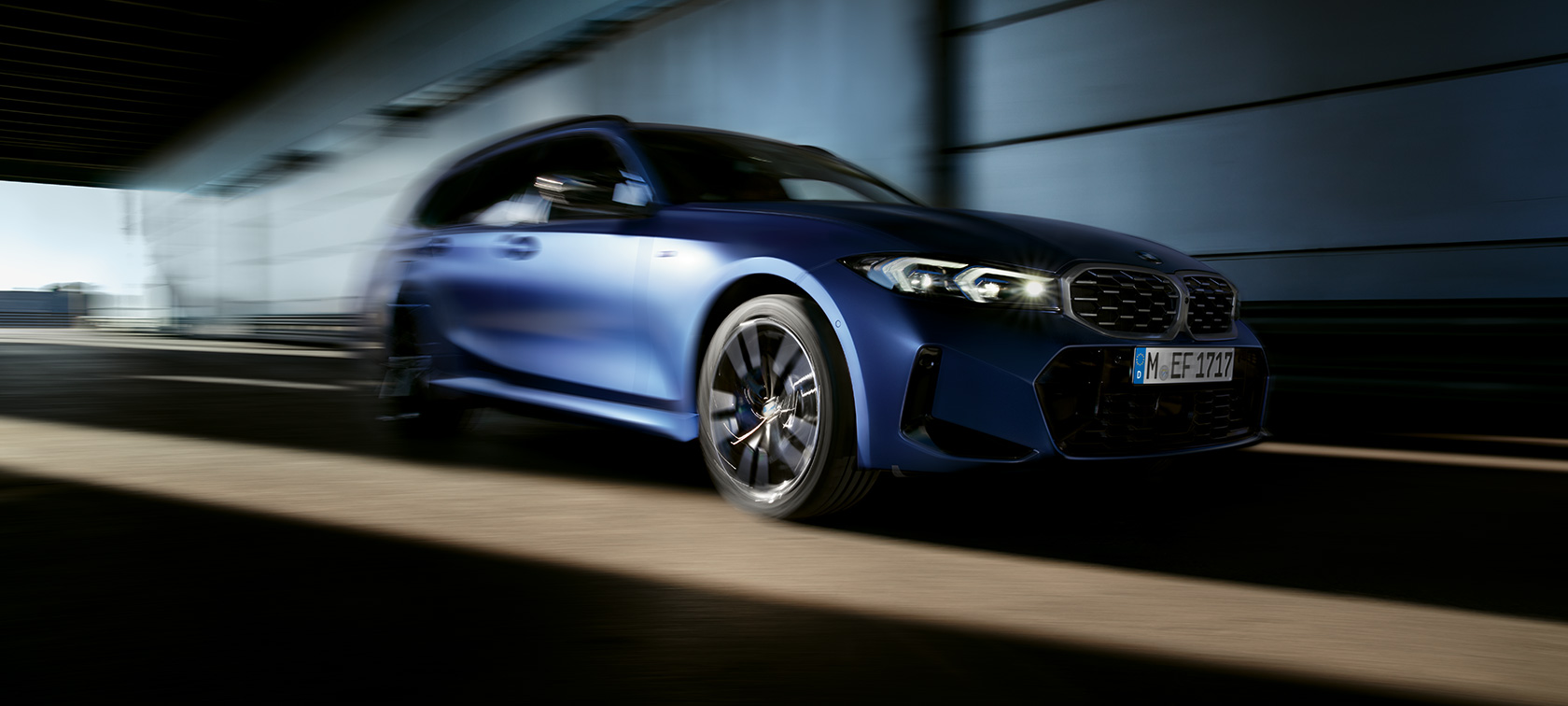 BMW M340i xDrive Touring, G21, trīs ceturtdaļu sānskats, braucienā BMW M340i xDrive Touring, G21, trīs ceturtdaļu sānskats, braucienā