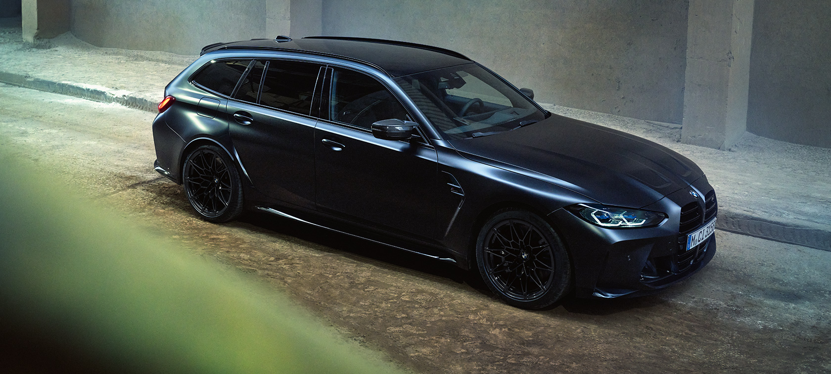 BMW M3 Competition Touring, G81, sānskats BMW M3 Competition Touring, G81, BMW Individual metāliska Frozen Black krāsa, sānskats, stāvošs automobilis