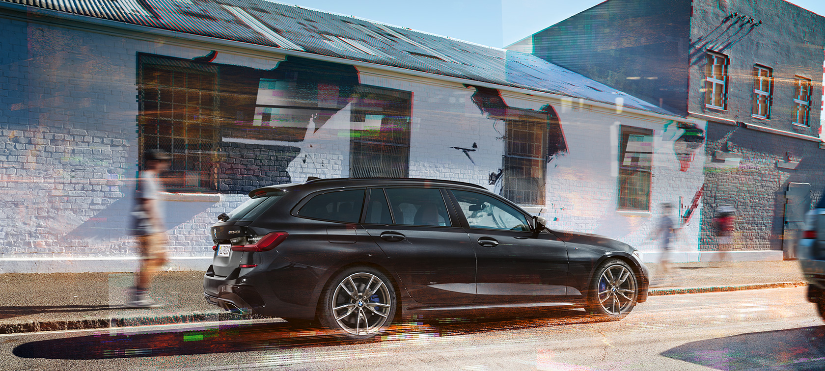 Sānskats, BMW M340i xDrive Touring BMW M340i xDrive Touring, G21, metāliska Black Sapphire krāsa, skats no sāna uz ielas