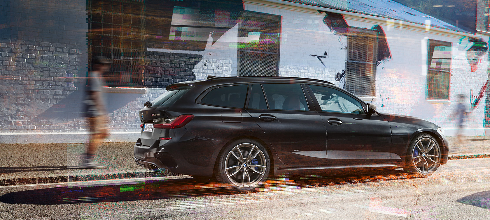 Sānskats, BMW M340i xDrive Touring (G21) BMW M340i xDrive Touring (G21), metāliska Black Sapphire krāsa, skats no sāna uz ielas
