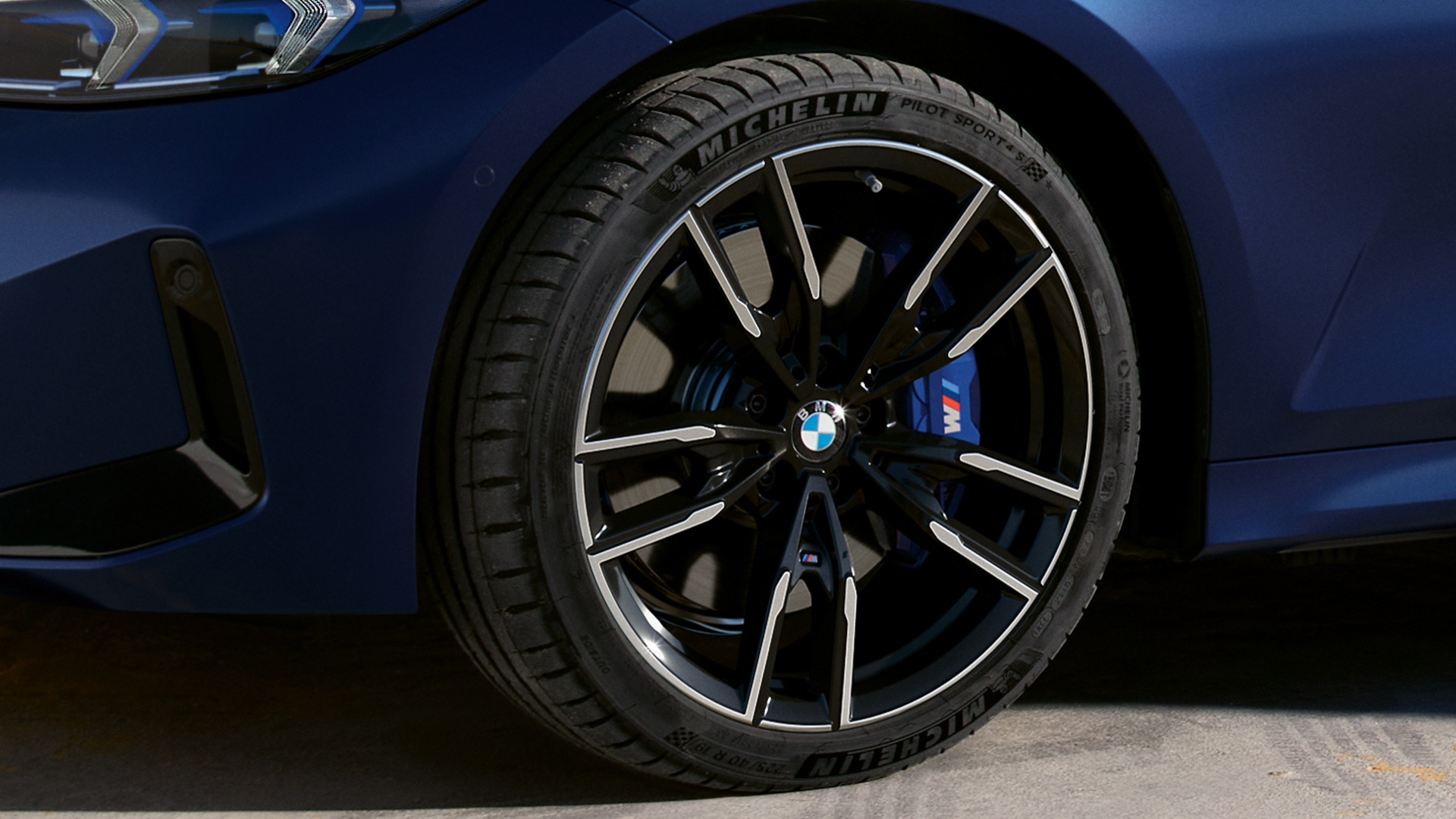 BMW M340i xDrive Touring, G21, 19 collu M vieglmetāla diski, tuvplāns BMW M340i xDrive Touring, G21, Frozen Tanzanite Blue krāsa, 19 collu M vieglmetāla diski, tuvplāns