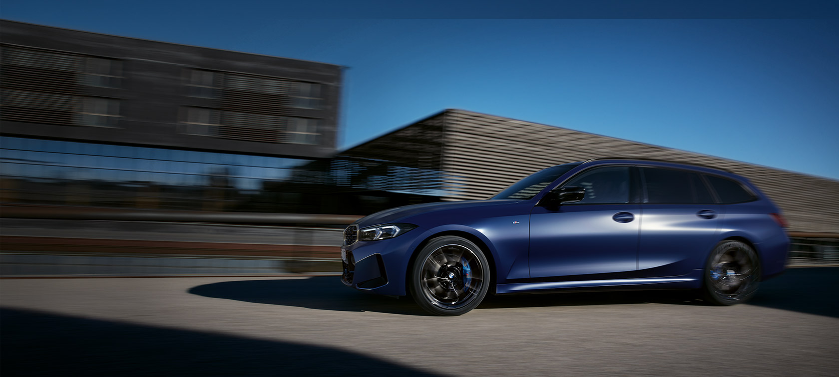 BMW M340i xDrive Touring, G21, sānskats, braucienā BMW M340i xDrive Touring, G21, Frozen Tanzanite Blue krāsa, sānskats, braucienā