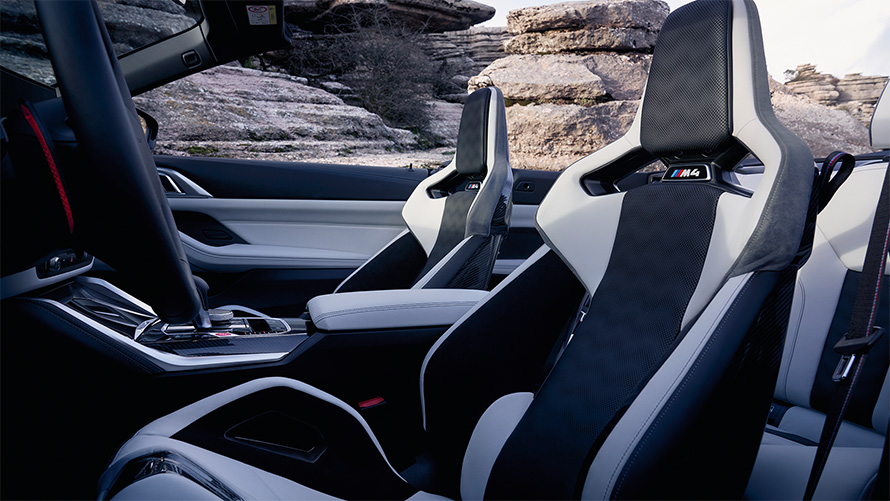 Konturēti M oglekļa sēdekļi, BMW M4 Competition Cabrio ar M xDrive, G83, 2021, salons ar nolaistu mīkstā seguma jumtu BMW M4 Competition Cabrio ar M xDrive, G83, 2021, konturēti M oglekļa sēdekļi, salons ar nolaistu mīkstā seguma jumtu
