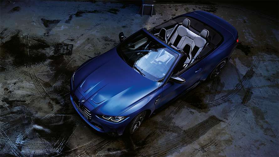 BMW M4 Competition Cabrio ar M xDrive G83, 2021, BMW Individual metāliska Frozen Portimao Blue krāsa, skats no putna lidojuma ar nolaistu mīkstā seguma jumtu BMW M4 Competition Cabrio ar M xDrive G83, 2021, BMW Individual metāliska Frozen Portimao Blue krāsa, skats no putna lidojuma ar nolaistu mīkstā seguma jumtu
