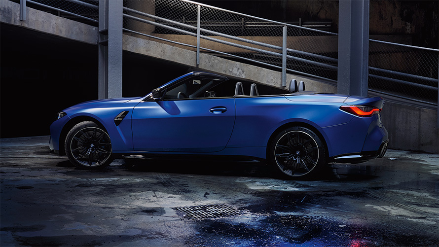BMW M4 M Competition Cabrio ar M xDrive, G83, 2021, sānskats, ar nolaistu mīkstā seguma jumtu BMW M4 Competition Cabrio ar M xDrive G83, 2021, metāliska Frozen Portimao Blue krāsa, sānskats, ar nolaistu mīkstā seguma jumtu