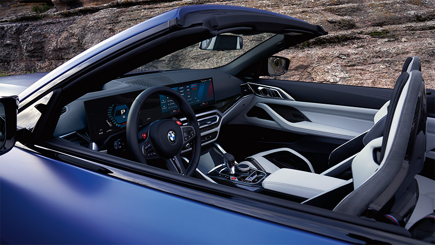 BMW M4 M Competition Cabrio ar M xDrive, G83, 2021, salons, ar nolaistu mīkstā seguma jumtu BMW M4 Competition Cabrio ar M xDrive G83, 2021, BMW Individual metāliska Frozen Portimao Blue krāsa, kokpits un salons ar nolaistu mīkstā seguma jumtu