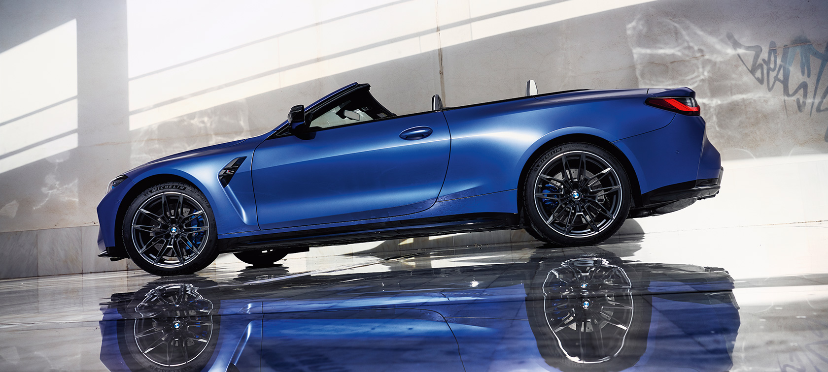 BMW M4 M Competition Cabrio ar M xDrive, G83, 2021, sānskats, uzņēmums no zema leņķa BMW M4 Competition Cabrio ar M xDrive G83, 2021, BMW Individual metāliska Frozen Portimao Blue krāsa, sānskats, stāvošs automobilis, uzņēmums no zema leņķa