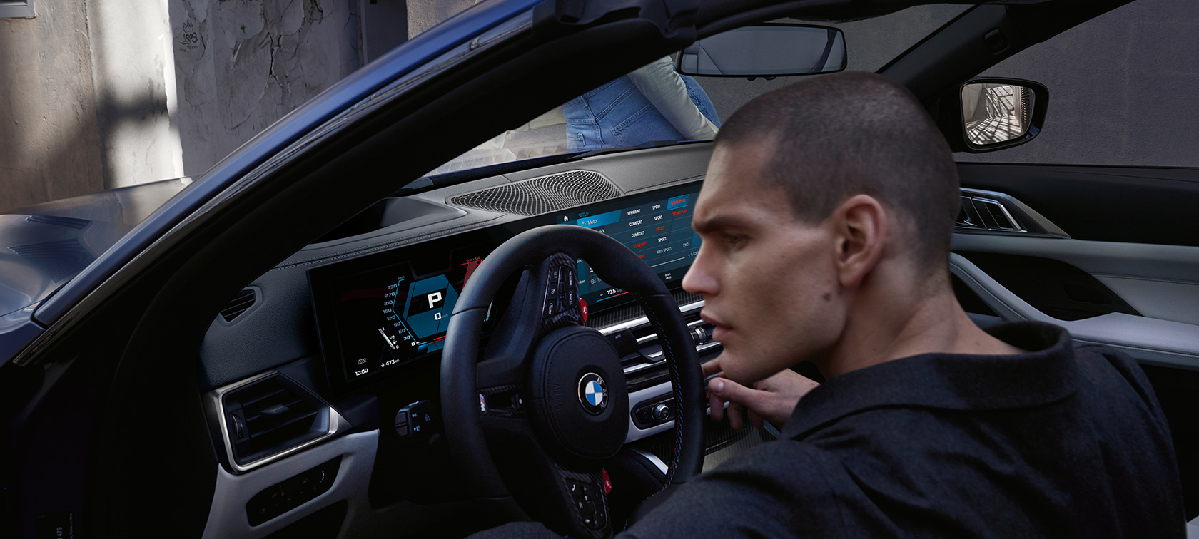 BMW M4 Competition Cabrio ar M xDrive, G83, 2021, kokpits BMW M4 Competition Cabrio ar M xDrive G83, 2021, BMW Individual metāliska Frozen Portimao Blue krāsa, kokpits ar atvērtām durvīm un modeli vīrieti