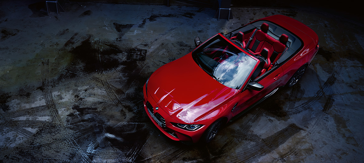 BMW Individual metāliska Imola Red krāsa, BMW M4 Competition Cabrio ar M xDrive, G83, 2021 BMW M4 Competition Cabrio ar M xDrive G83, 2021, BMW Individual metāliska Imola Red krāsa, trīs ceturtdaļu priekšpuses skats, skats no putna lidojuma ar nolaistu mīkstā seguma jumtu