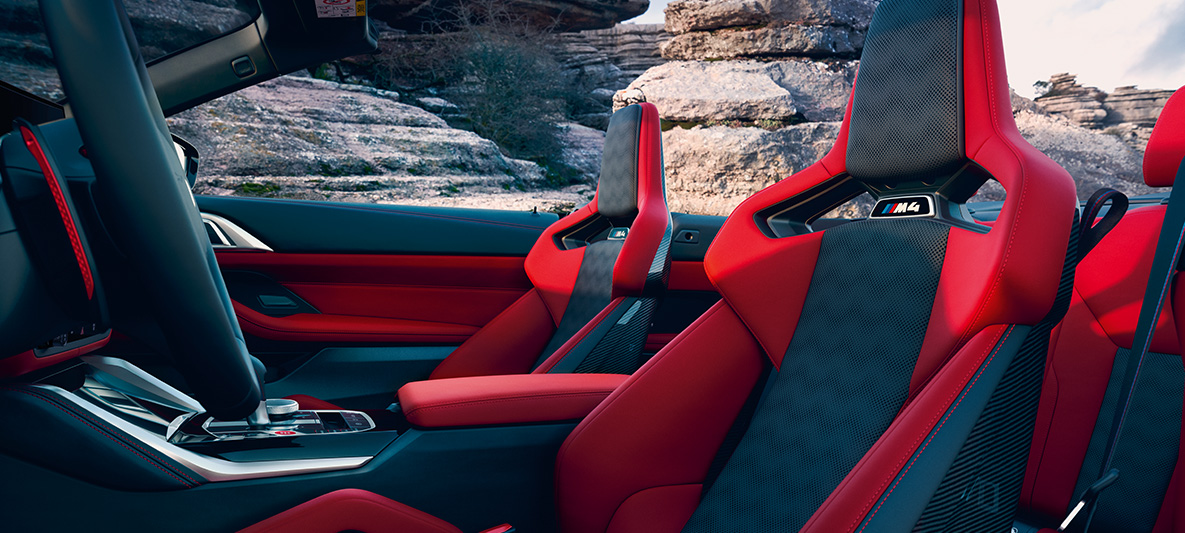 BMW Individual pilna Merino ādas apdare, Fiona Red/Black krāsa, BMW M4 Competition Cabrio ar M xDrive, G83, 2021 BMW Individual pilna Merino ādas apdare, Fiona Red/Black krāsa, BMW M4 Cabrio ar M xDrive, G83, 2021, salons, sānskats ar nolaistu mīkstā seguma jumtu