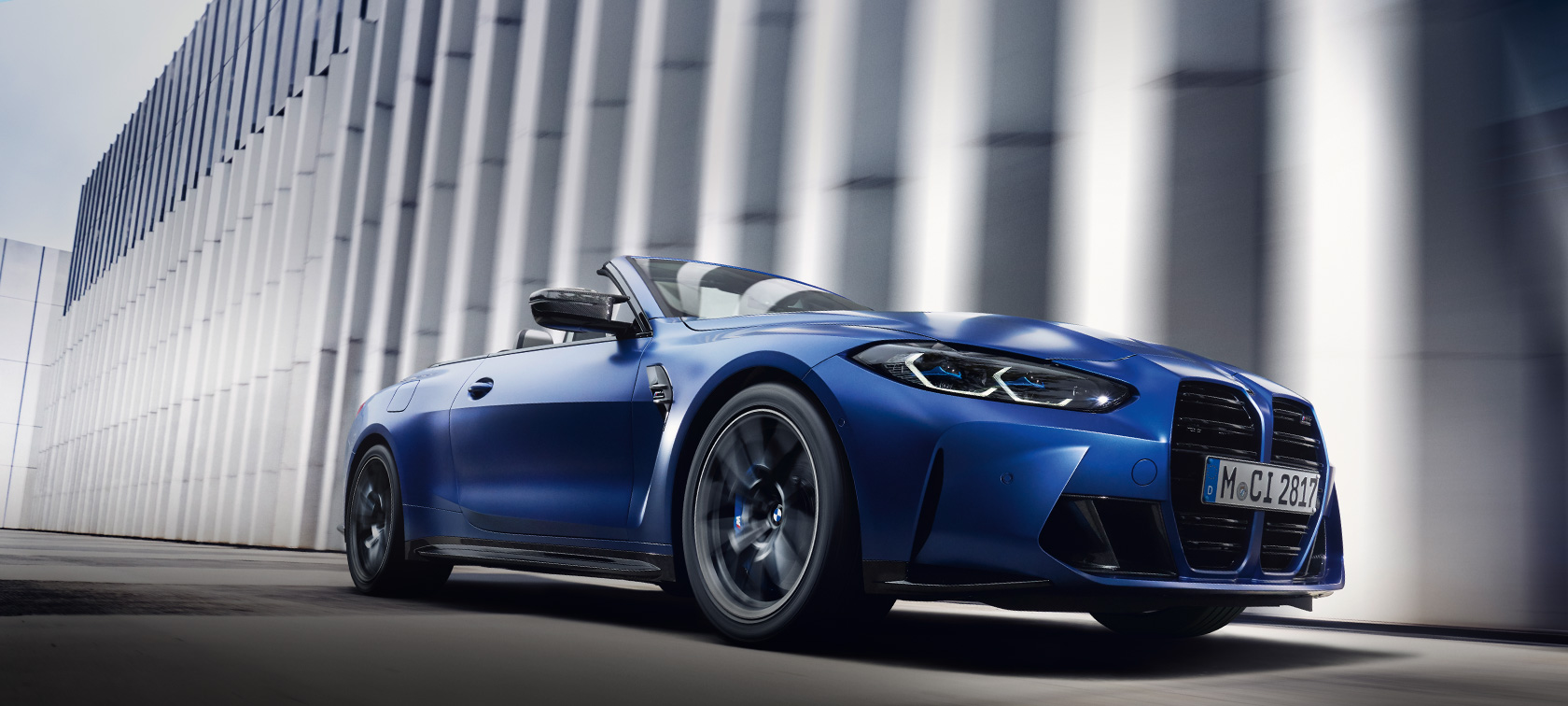 BMW M4 Competition Cabrio ar M xDrive G83, 2021, BMW Individual metāliska Frozen Portimao Blue krāsa, trīs ceturtdaļu priekšpuses skats, automobilis kustībā