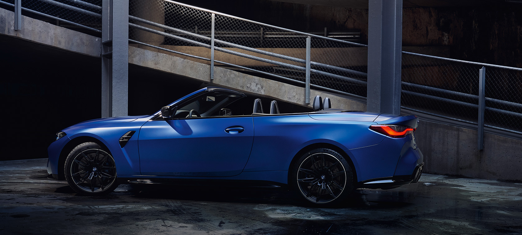 BMW M4 M Competition Cabrio ar M xDrive, G83, 2021, sānskats, stāvošs automobilis BMW M4 Competition Cabrio ar M xDrive G83, 2021, BMW Individual metāliska Frozen Portimao Blue krāsa, sānskats, stāvošs automobilis