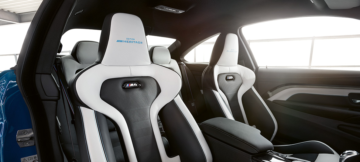 BMW M4 Coupé, M Heritage laidiena M sporta sēdekļi divtoņu Silverstone/Black krāsā ar kontrastējošām šuvēm Blue krāsā BMW M4 Coupé, M Heritage laidiens, speciālais laidiens, M sporta sēdekļi divtoņu Silverstone/Black krāsā ar kontrastējošām šuvēm Blue krāsā