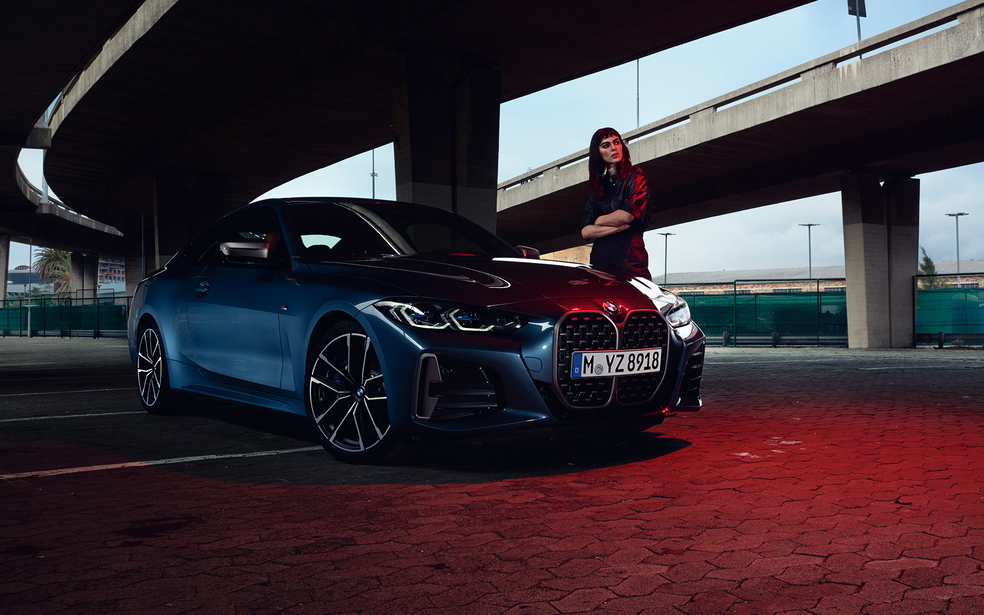 BMW M440i xDrive Coupé, G22, 2020, G82, 2020, metāliska Arctic Race Blue krāsa, trīs ceturtdaļu priekšpuses skats ar modeli