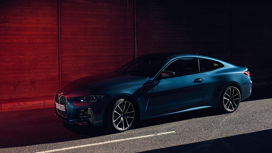 BMW M440i xDrive Coupé, G22, 2020, metāliska Arctic Race Blue krāsa, trīs ceturtdaļu sānskats uz automobili kustībā