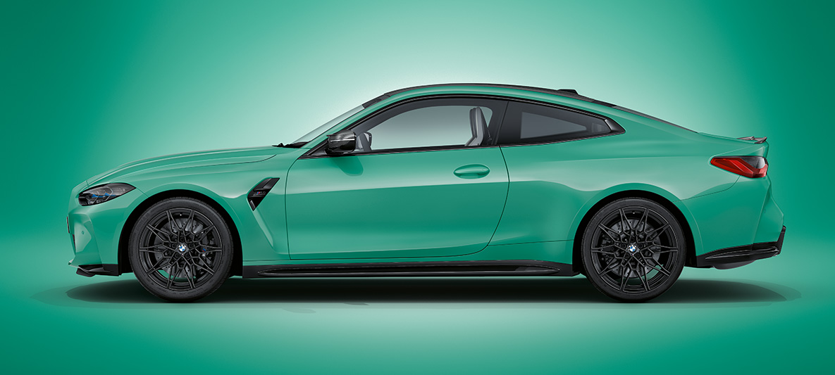 BMW M4 Coupé, BMW Individual metāliska Mint Green krāsa, G82, 2021, sānskats, stāvošs automobilis BMW M4 Coupé, BMW Individual metāliska Mint Green krāsa, G82, 2021, sānskats, stāvošs automobilis