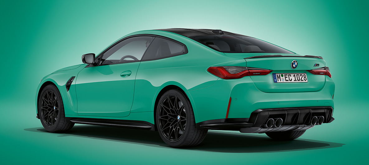 BMW M4 Coupé, BMW Individual metāliska Mint Green krāsa, G82, 2021, trīs ceturtdaļu aizmugures skats, stāvošs automobilis BMW M4 Coupé, BMW Individual metāliska Mint Green krāsa, G82, 2021, trīs ceturtdaļu aizmugures skats, stāvošs automobilis
