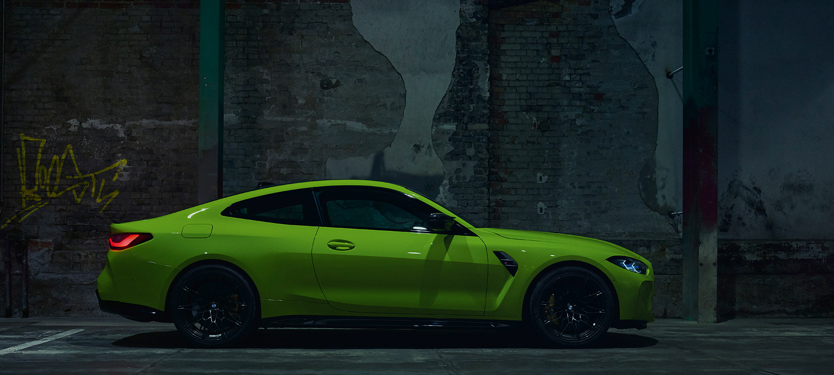 BMW M4 M Competition Coupé, G82, 2020, sānskats, stāvošs automobilis BMW M4 Competition Coupé, G82, 2020, Sao Paulo Yellow, sānskats, stāvošs automobilis