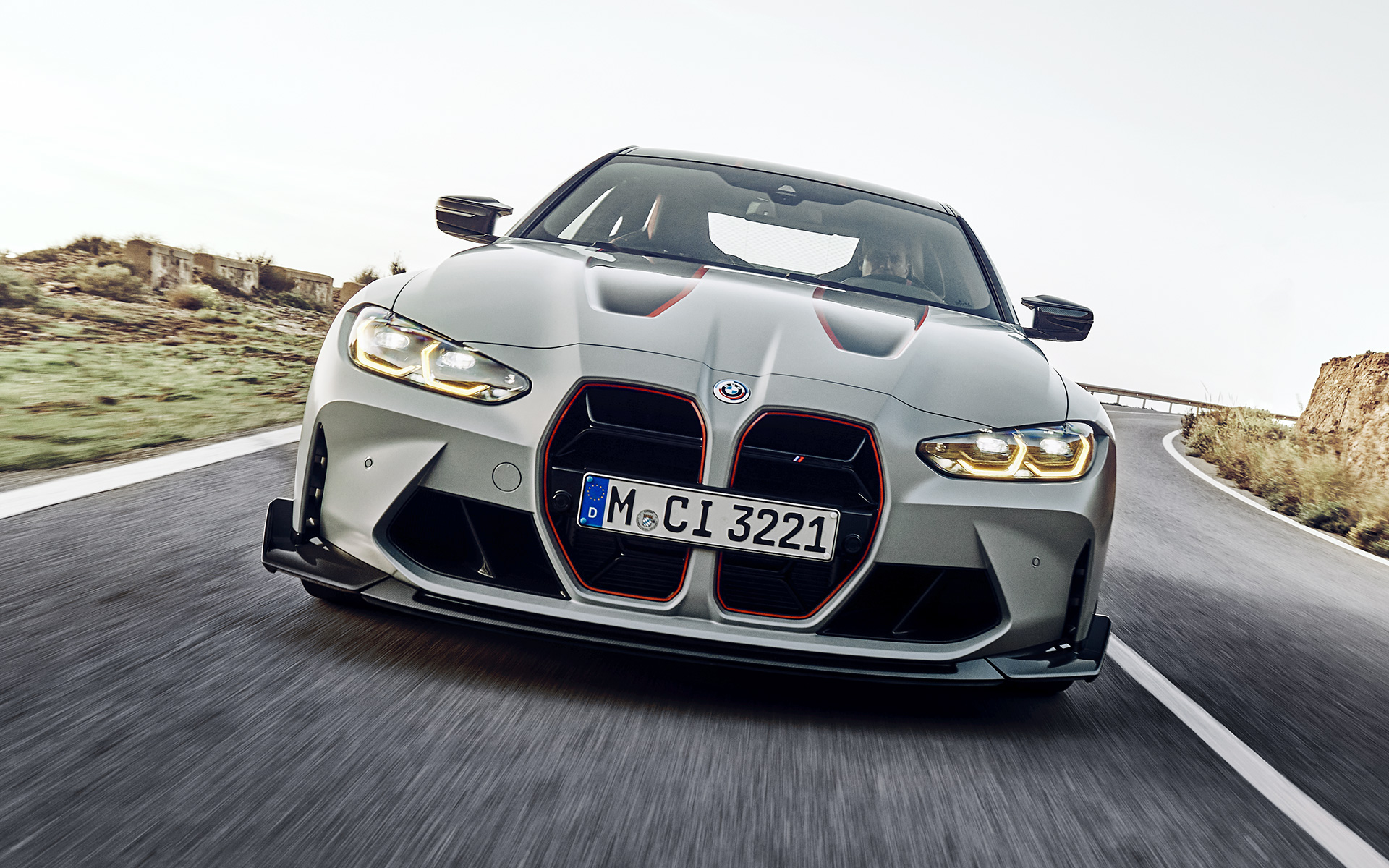 Elipsveida režģa stieņi Black krāsā ar raksturīgo plēves apdari Red krāsā, BMW M4 CSL G82 BMW M4 CSL G82, BMW Individual metāliska Frozen Brooklyn Grey krāsa, elipsveida režģa stieņi Black krāsā ar raksturīgo plēves apdari Red krāsā, priekšpuses skats, automobilis kustībā uz ielas
