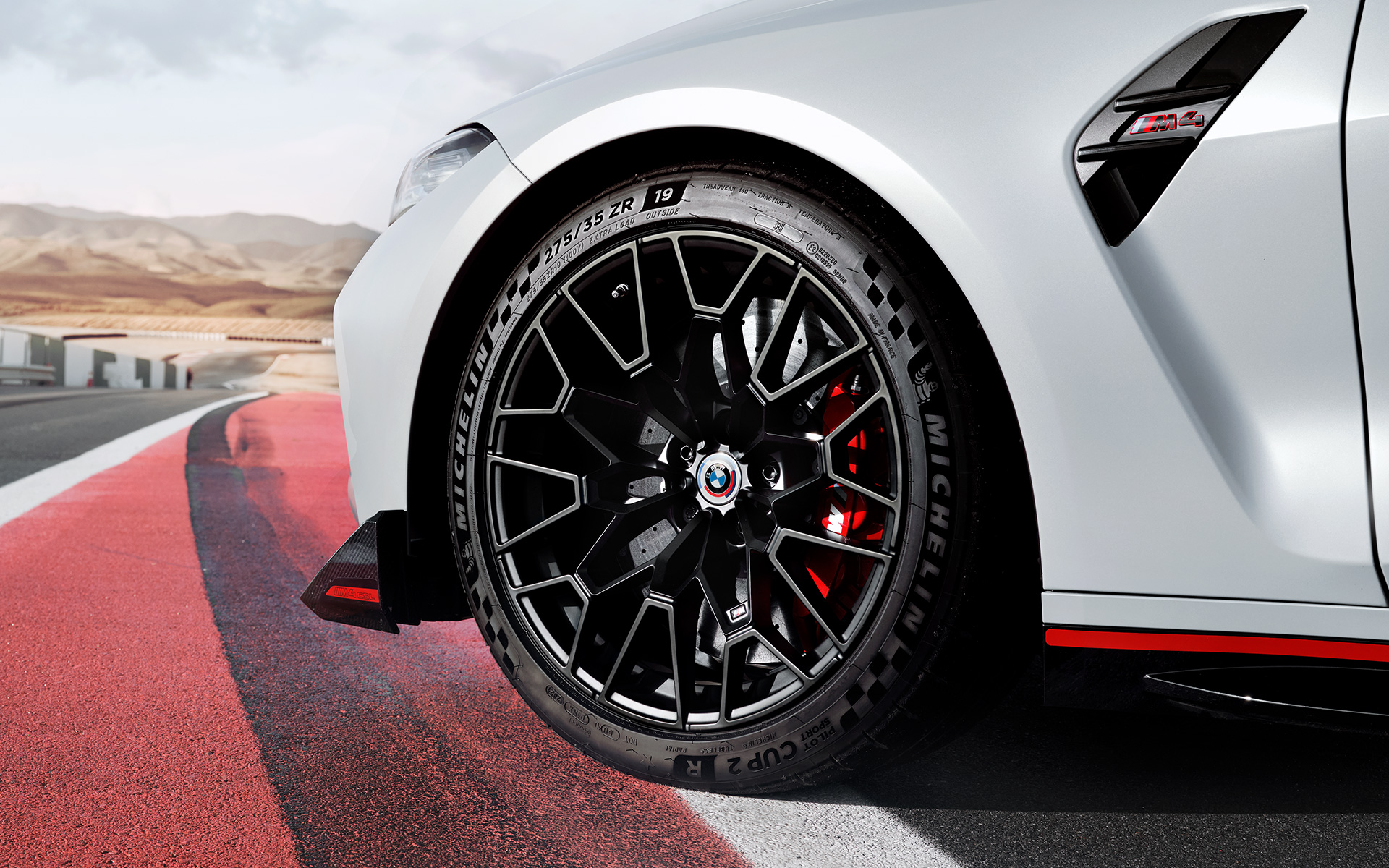 M oglekļa keramikas bremzes mirdzošā Red krāsā, BMW M4 CSL G82 BMW M4 CSL G82, BMW Individual metāliska Frozen Brooklyn Grey krāsa, M oglekļa keramikas bremzes mirdzošā Red krāsā ar vieglas konstrukcijas disku