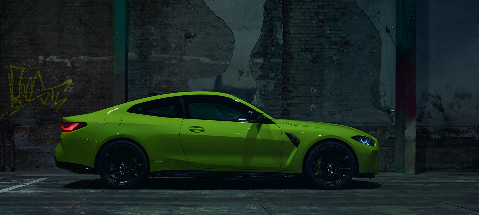 BMW M4 CSL G82, trīs ceturtdaļu aizmugures skats BMW M4 CSL G82, BMW Individual metāliska Frozen Brooklyn Grey krāsa, trīs ceturtdaļu aizmugures skats, braucienā pa sacīkšu trasi