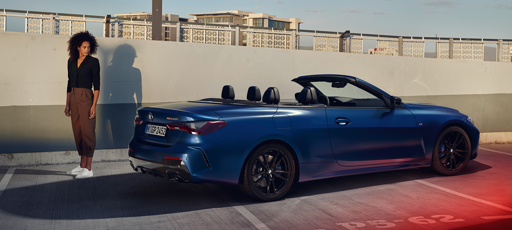 Trīs ceturtdaļu aizmugures skats, BMW M440i xDrive Cabrio, G23, 2020 BMW M440i xDrive Cabrio G23, 2020, BMW Individual metāliska Frozen Portimao Blau krāsa, trīs ceturtdaļu aizmugures skats ar modeli
