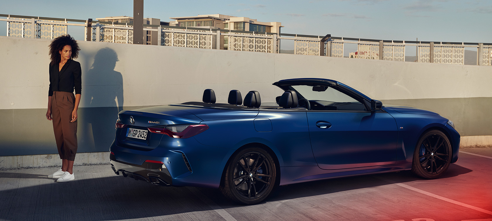 Trīs ceturtdaļu aizmugures skats, BMW M440i xDrive Cabrio, G23, 2020 BMW M440i xDrive Cabrio G23, 2020, BMW Individual metāliska Frozen Portimao Blau krāsa, trīs ceturtdaļu aizmugures skats ar modeli