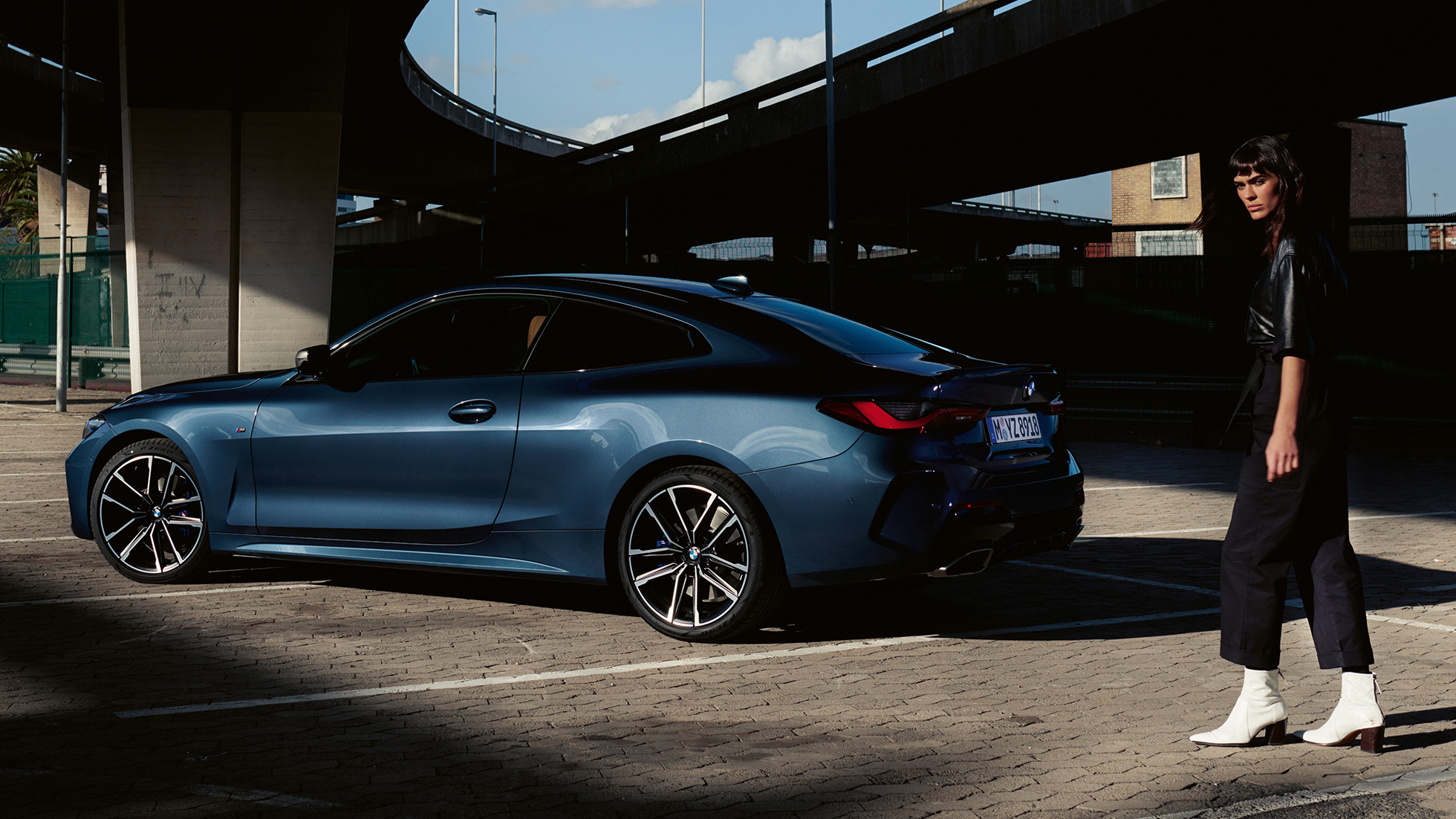 Trīs ceturtdaļu aizmugures skats, modelis, BMW M440i xDrive Coupé, G22, 2020 BMW M440i xDrive Coupé, metāliska Arctic Race Blue krāsa, G22, 2020, trīs ceturtdaļu aizmugures skats ar modeli