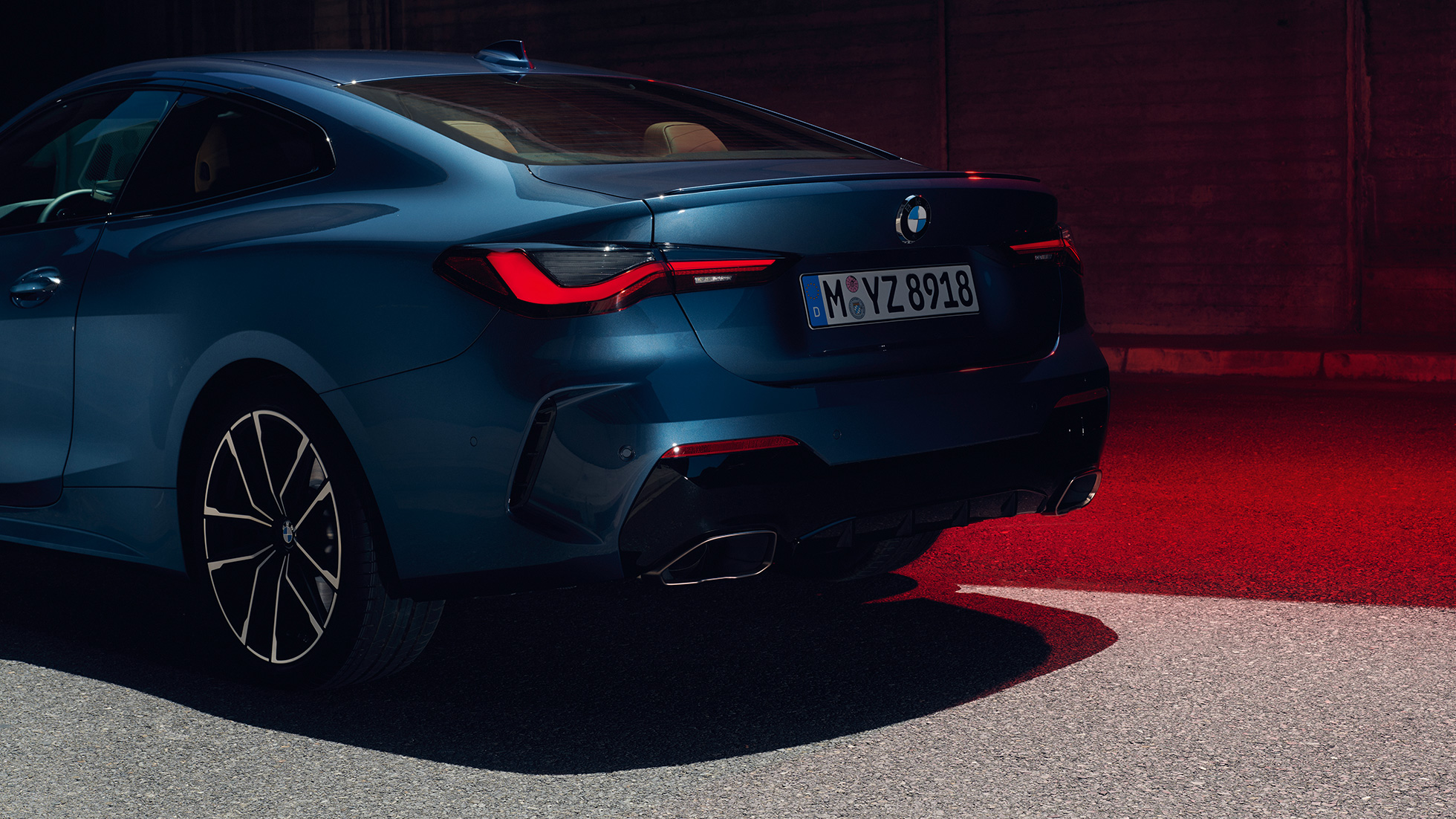 Trīs ceturtdaļu aizmugures skats, aizmugurējie lukturi, BMW M440i xDrive Coupé, G22, 2020 BMW M440i xDrive Coupé, metāliska Arctic Race Blue krāsa, G22, 2020, trīs ceturtdaļu aizmugures skats, aizmugurējie lukturi