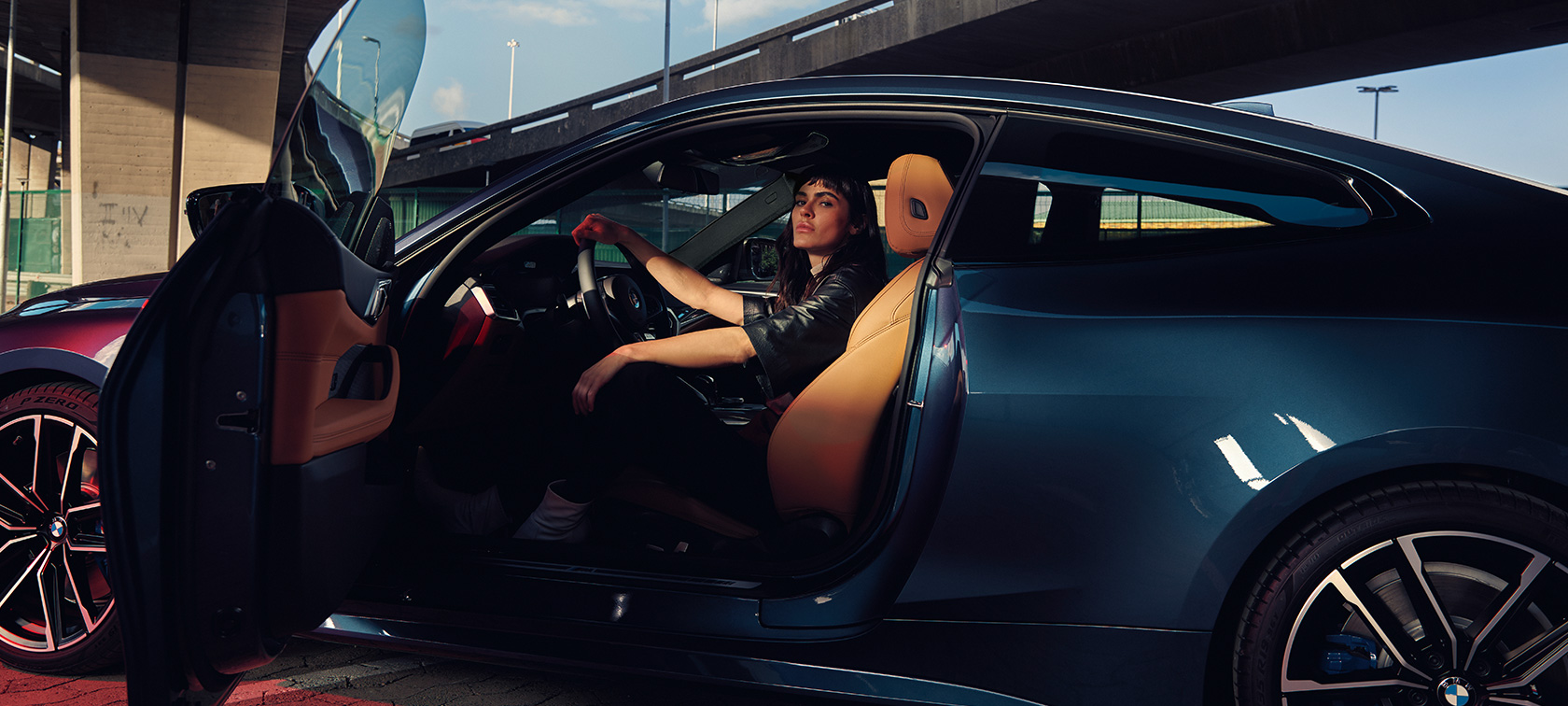 Sānskats ar modeli, BMW M440i xDrive Coupé, G22, 2020 BMW M440i xDrive Coupé, G22, 2020, metāliska Arctic Race Blue krāsa, sānskats, modelis automobilī ar atvērtām durvīm