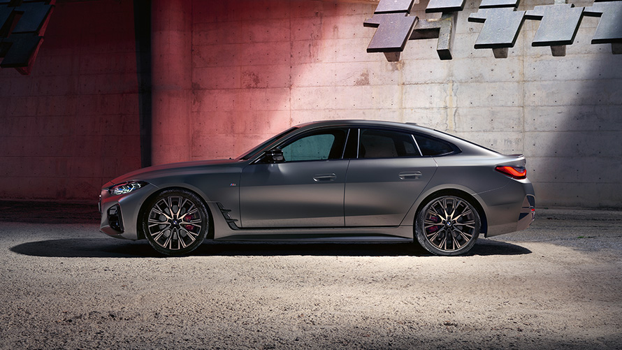 BMW M440i xDrive Gran Coupé, G26, 2021, sānskats BMW M440i xDrive Gran Coupé, G26, 2021, metāliska Frozen Pure Grey krāsa, sānskats, uz sienas fona