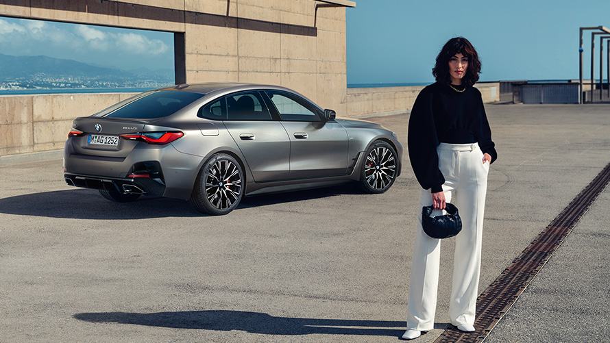 BMW M440i xDrive Gran Coupé, G26, 2021, trīs ceturtdaļu aizmugures skats ar modeli BMW M440i xDrive Gran Coupé, G26, 2021, metāliska Frozen Pure Grey krāsa, trīs ceturtdaļu aizmugures skats, ar modeli