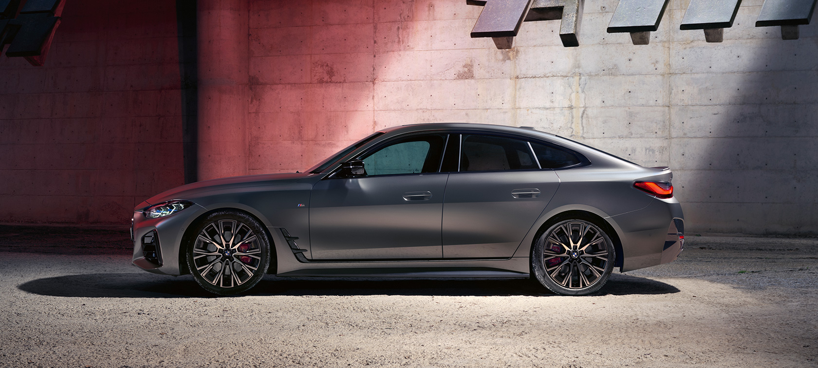 BMW M440i xDrive Gran Coupé, G26, 2021, sānskats BMW M440i xDrive Gran Coupé, G26, 2021, BMW Individual metāliska Frozen Pure Grey krāsa, sānskats, stāvošs automobilis