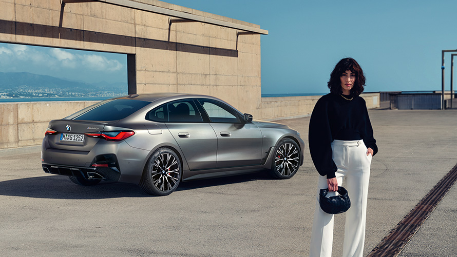 BMW M440i xDrive Gran Coupé, G26, 2021, trīs ceturtdaļu aizmugures skats ar modeli BMW M440i xDrive Gran Coupé, G26, 2021, trīs ceturtdaļu aizmugures skats ar modeli